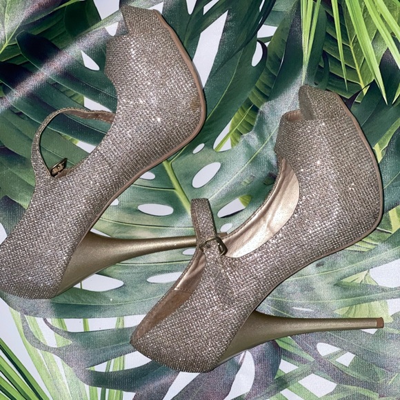 🌸Quipid Light gold heels platform.🌸 - Picture 7 of 7